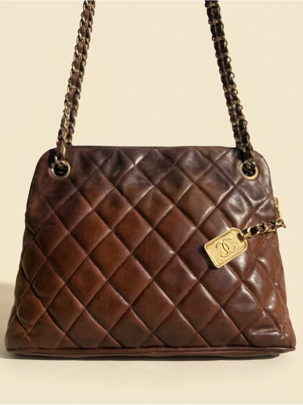 Authentic CHANEL Matelasse Quilted Leather Shoulder Bag with Gold Chain - Picture 4 of 14